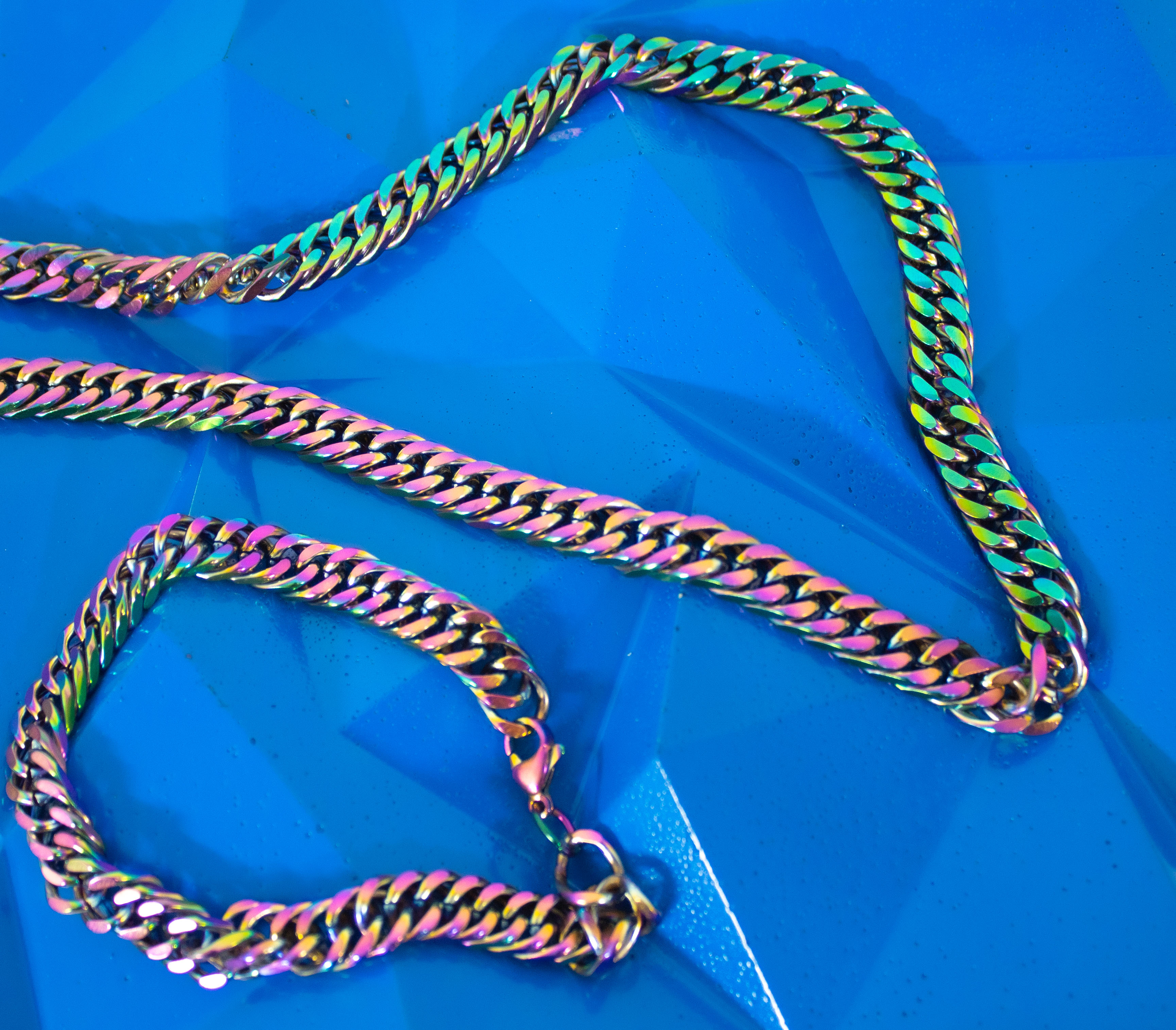 گردنبند و زیورآلات